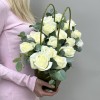 15 белых роз в большой сумочке MIX